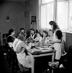 823254 Afbeelding van een groep jonge vrouwen die bezig is met het verzendklaar maken van het tijdschrift De Stad Gods ...